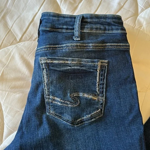 Woman’s SUKI Bootcut Jean by Silver. - Picture 2 of 6